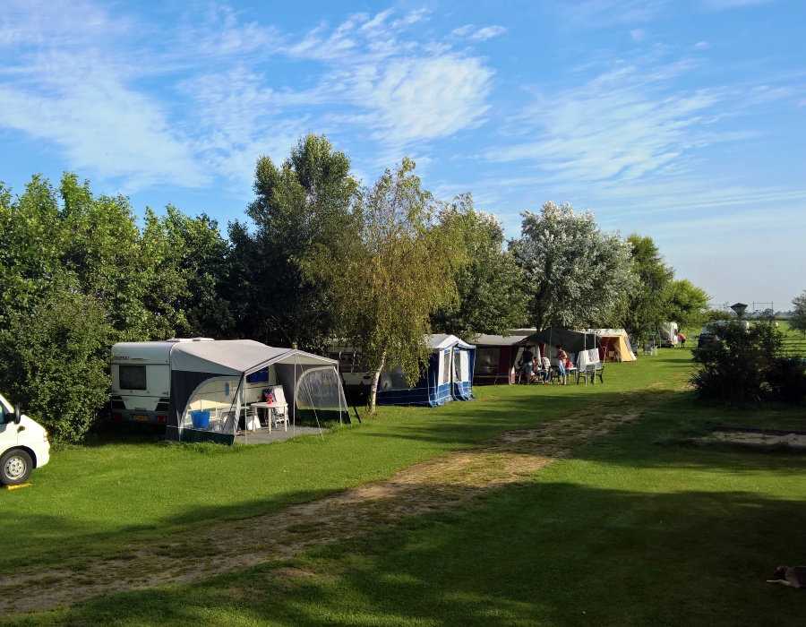 rustig kampeerterrein, bijzondere plek, dicht bij IJselmeer, platteland in de buurt van kwadijk, volendam, Edam en purmerend